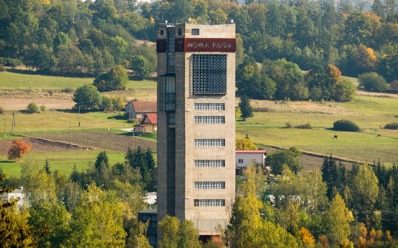 Kolorowe kamienice przy rynku z widokiem na góry w tle